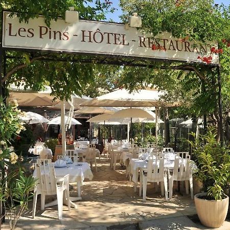 Les Pins Restaurant Et Chambre D'Hotes Sillans-la Cascade Exterior foto