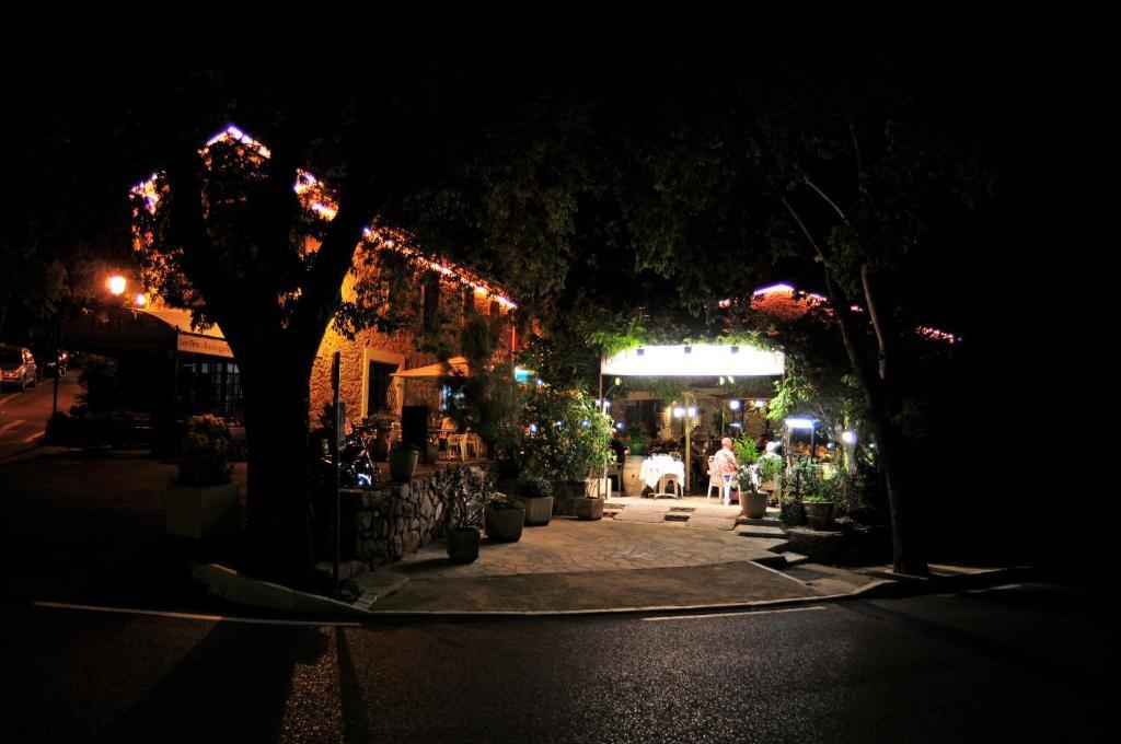 Les Pins Restaurant Et Chambre D'Hotes Sillans-la Cascade Exterior foto