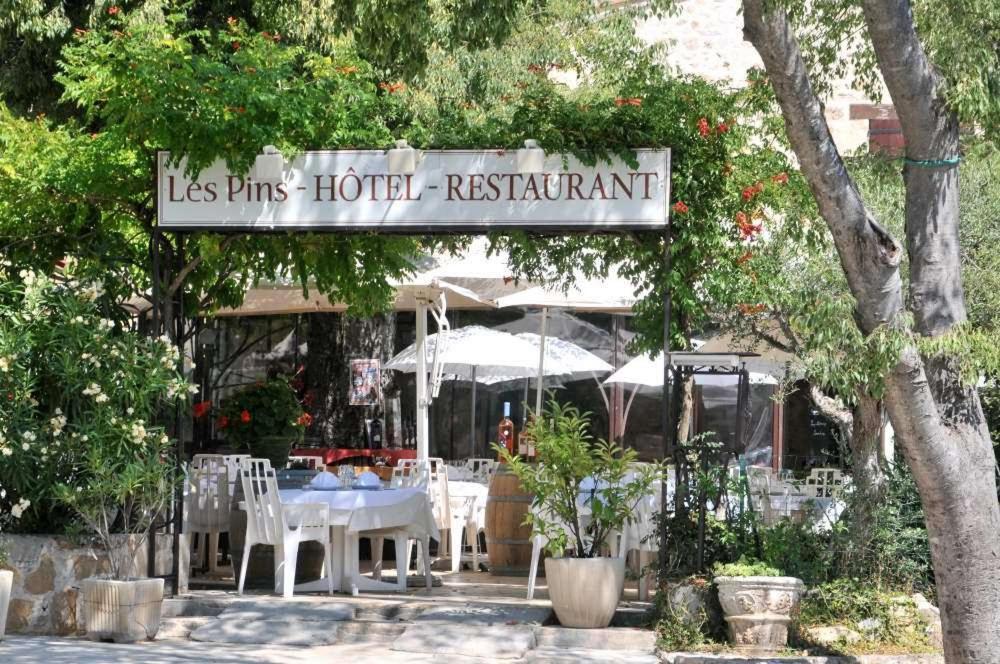 Les Pins Restaurant Et Chambre D'Hotes Sillans-la Cascade Exterior foto