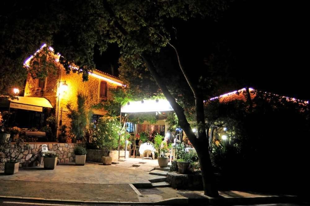 Les Pins Restaurant Et Chambre D'Hotes Sillans-la Cascade Exterior foto
