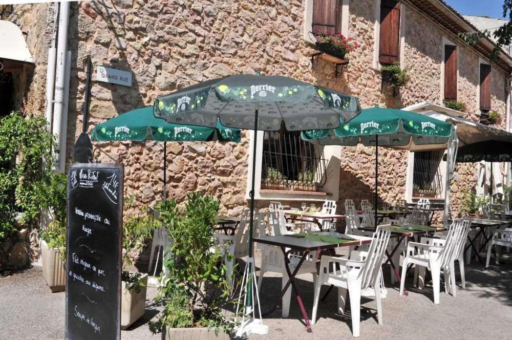 Les Pins Restaurant Et Chambre D'Hotes Sillans-la Cascade Exterior foto