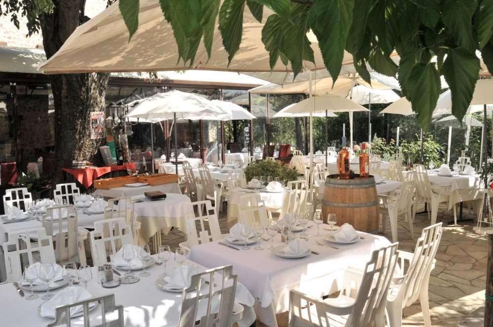 Les Pins Restaurant Et Chambre D'Hotes Sillans-la Cascade Exterior foto