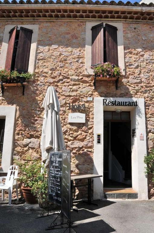 Les Pins Restaurant Et Chambre D'Hotes Sillans-la Cascade Exterior foto