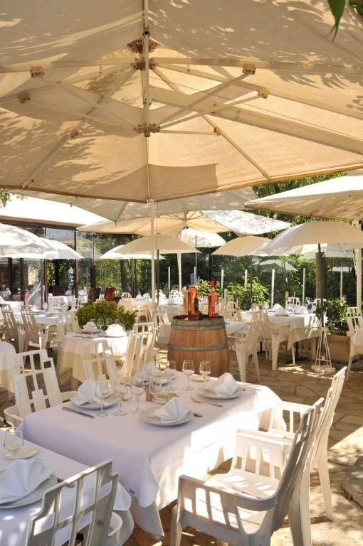 Les Pins Restaurant Et Chambre D'Hotes Sillans-la Cascade Exterior foto