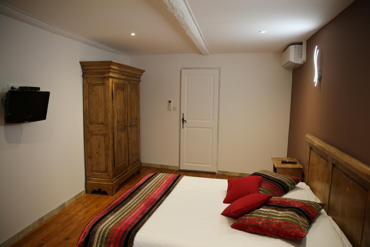 Les Pins Restaurant Et Chambre D'Hotes Sillans-la Cascade Exterior foto