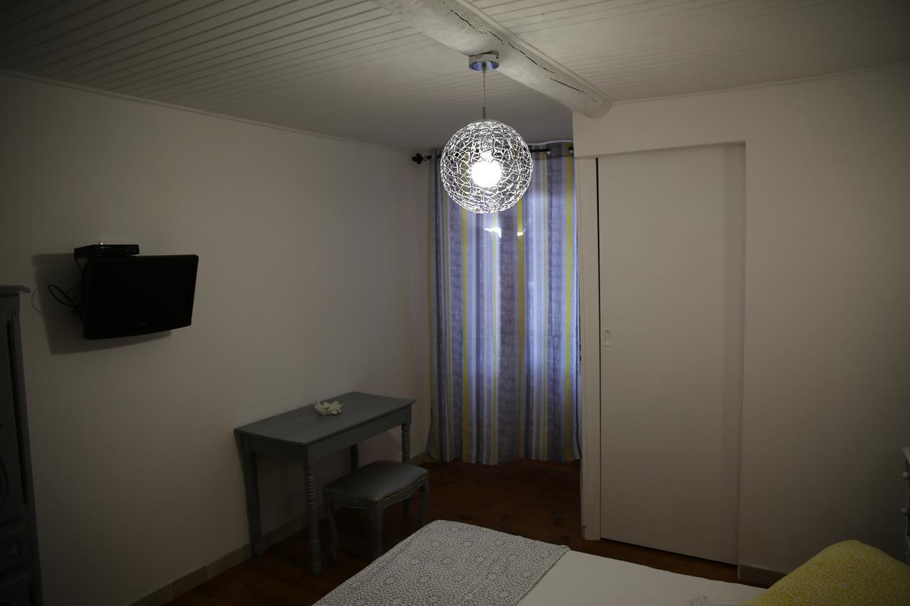 Les Pins Restaurant Et Chambre D'Hotes Sillans-la Cascade Exterior foto