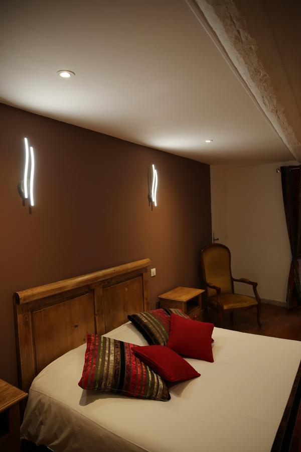 Les Pins Restaurant Et Chambre D'Hotes Sillans-la Cascade Exterior foto